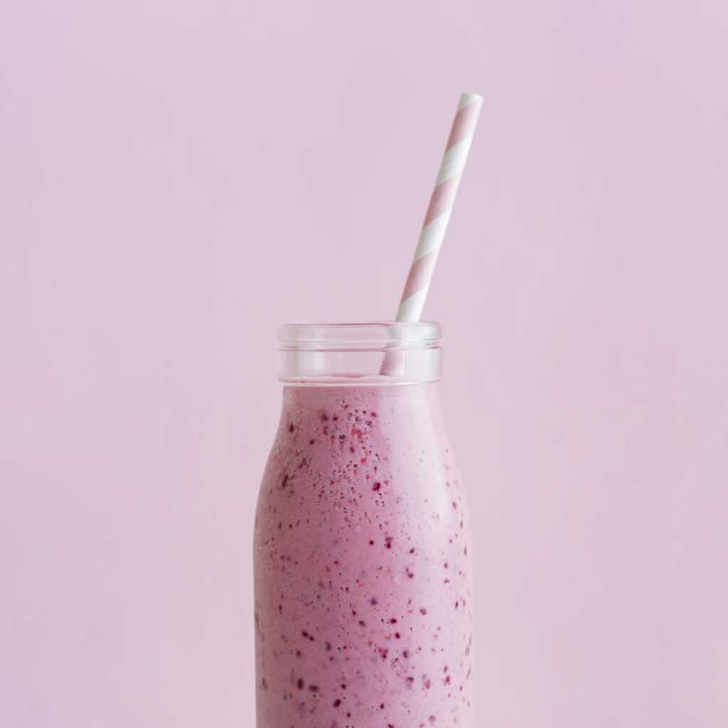 front-view-pink-smoothie-bottle-with-straw